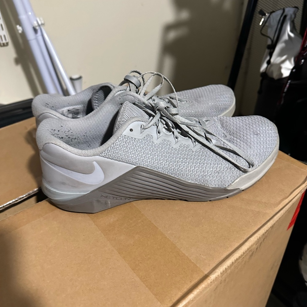 Men’s Nike met on sneakers size 10 grey